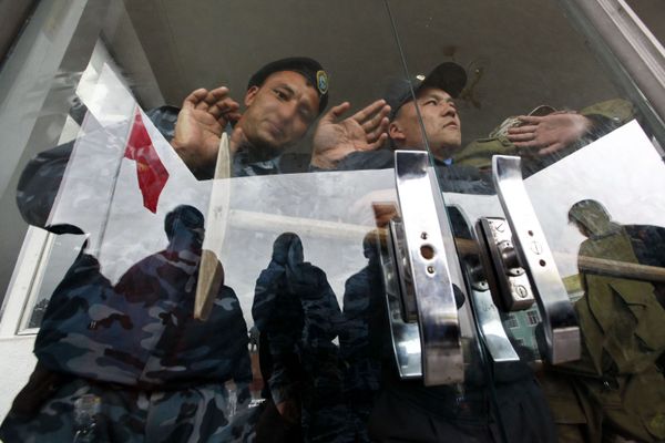 Now the interim government continues its emergency session in connection with riots in Osh. It was resolved to introduce a state of emergency there - Sputnik International