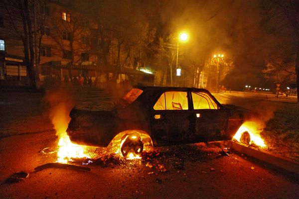 An eyewitness told that sporadic clashes between groups of youth occur in Kyrgyzstan's second largest city, and shots are heard - Sputnik International