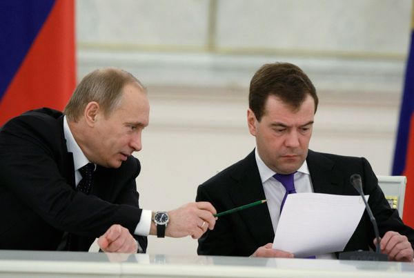 Public trust in Medvedev, Putin drops 10% Public trust in Medvedev, Putin drops 10% - Sputnik International
