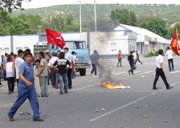 Death toll in Kyrgyz ethnic clashes rises to 97  - Sputnik International