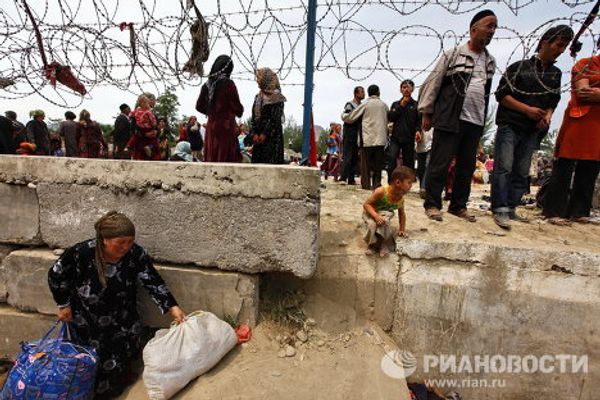 Thousands of refugees flee interethnic violence in Kyrgyzstan Thousands of refugees flee interethnic violence in Kyrgyzstan - Sputnik International