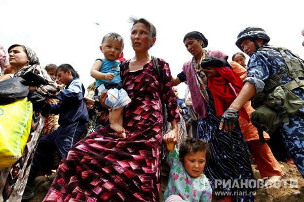 Thousands of refugees flee interethnic violence in Kyrgyzstan Thousands of refugees flee interethnic violence in Kyrgyzstan - Sputnik International