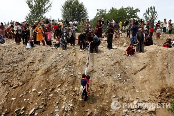 Thousands of refugees flee interethnic violence in Kyrgyzstan Thousands of refugees flee interethnic violence in Kyrgyzstan - Sputnik International