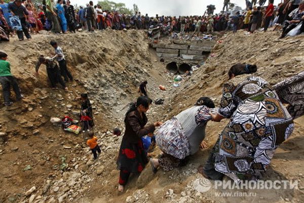 Thousands of refugees flee interethnic violence in Kyrgyzstan Thousands of refugees flee interethnic violence in Kyrgyzstan - Sputnik International