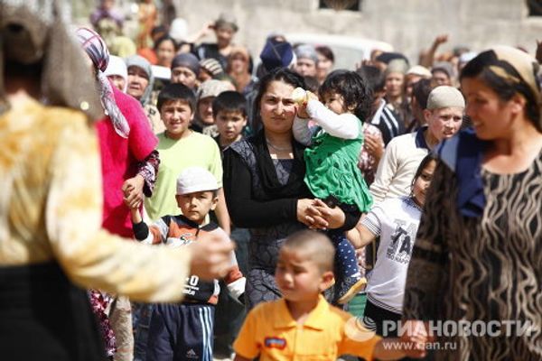 Thousands of refugees flee interethnic violence in Kyrgyzstan Thousands of refugees flee interethnic violence in Kyrgyzstan - Sputnik International