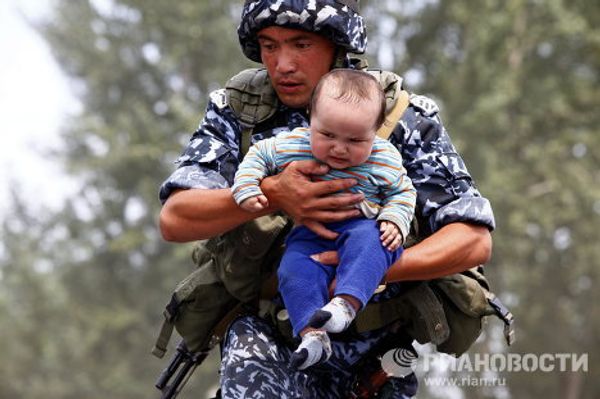 Thousands of refugees flee interethnic violence in Kyrgyzstan Thousands of refugees flee interethnic violence in Kyrgyzstan - Sputnik International