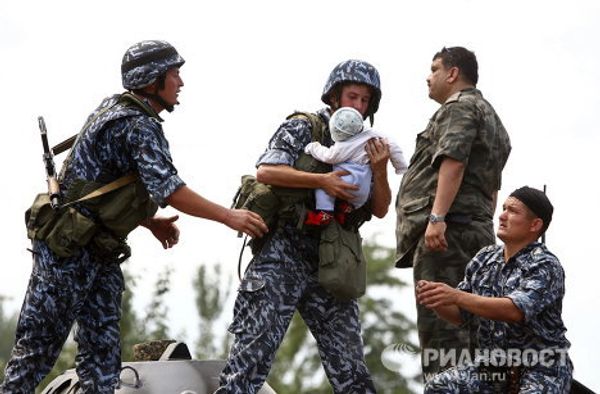 Thousands of refugees flee interethnic violence in Kyrgyzstan Thousands of refugees flee interethnic violence in Kyrgyzstan - Sputnik International
