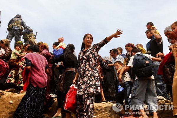Thousands of refugees flee interethnic violence in Kyrgyzstan Thousands of refugees flee interethnic violence in Kyrgyzstan - Sputnik International