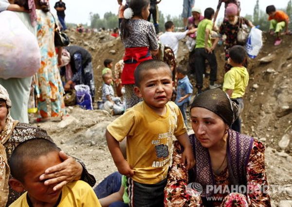 Thousands of refugees flee interethnic violence in Kyrgyzstan Thousands of refugees flee interethnic violence in Kyrgyzstan - Sputnik International