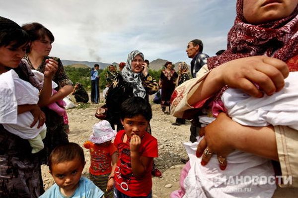 Thousands of refugees flee interethnic violence in Kyrgyzstan Thousands of refugees flee interethnic violence in Kyrgyzstan - Sputnik International