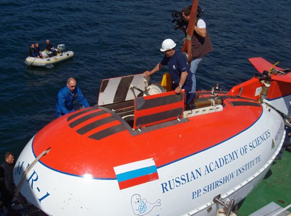 Russian mini-subs begin 3rd stage of Lake Baikal expedition  - Sputnik International