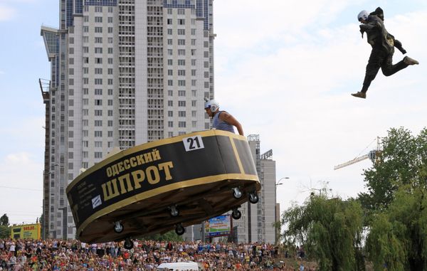 An ax, a tin can and other unusual flying objects - Sputnik International