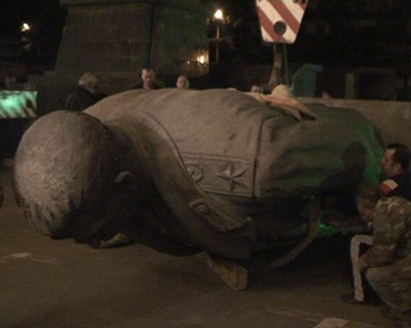 Georgian Gori pulls down statue of Stalin - Sputnik International