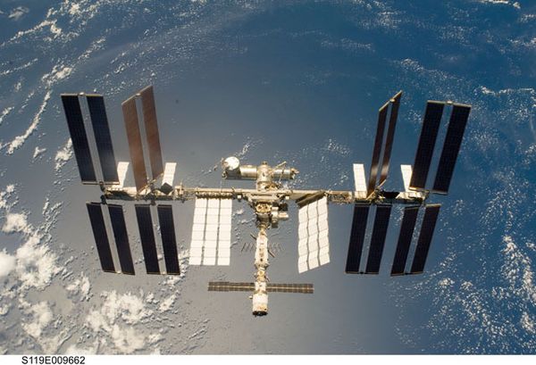 The 90-minute delay was caused by problems with electric drive on a section of solar panels at the station - Sputnik International