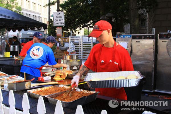 Barbecue under the windows of the headquarters of the FBI - Sputnik International
