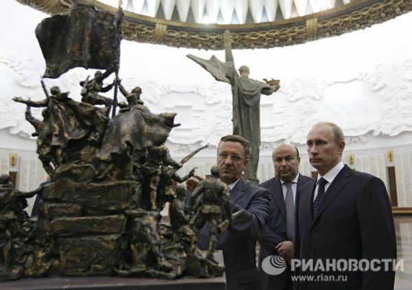Putin shown monument projects of new Glory Memorial - Sputnik International