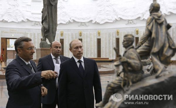 Putin shown monument projects of new Glory Memorial - Sputnik International