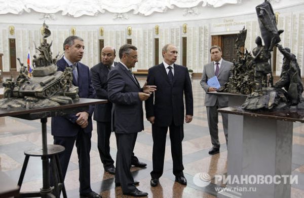 Putin shown monument projects of new Glory Memorial - Sputnik International