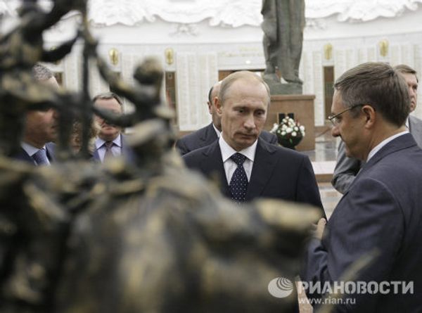 Putin shown monument projects of new Glory Memorial - Sputnik International