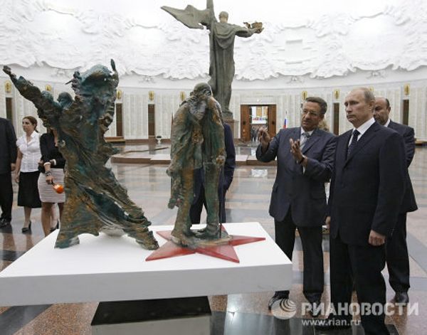 Putin shown monument projects of new Glory Memorial - Sputnik International