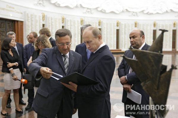 Putin shown monument projects of new Glory Memorial - Sputnik International