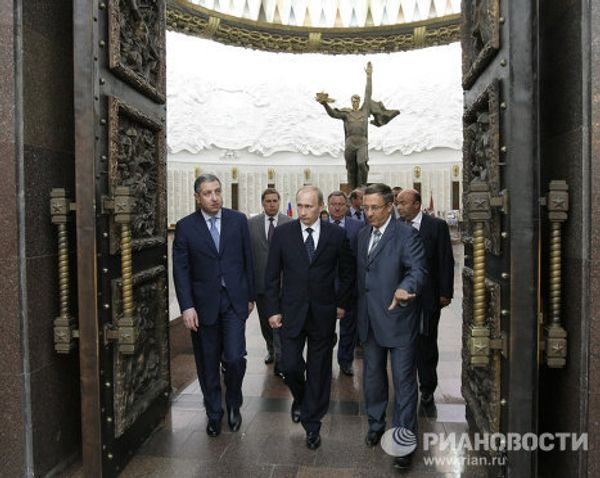 Putin shown monument projects of new Glory Memorial - Sputnik International