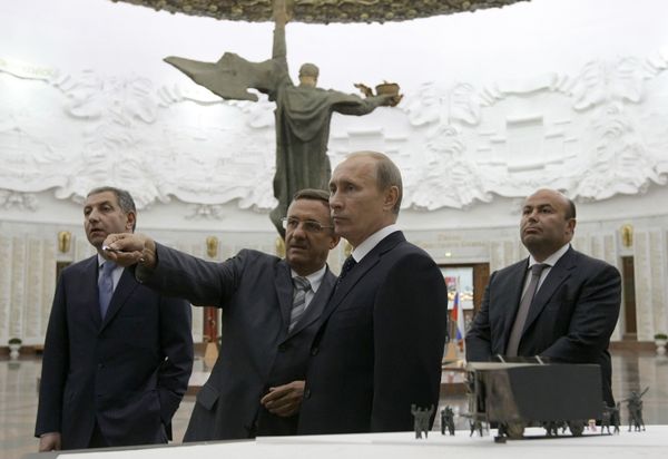 Putin shown monument projects of new Glory Memorial - Sputnik International