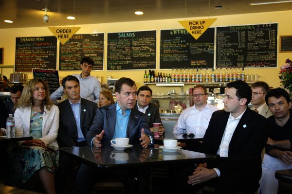 Dmitry Medvedev meets with Russian expats working in the Silicon Valley Dmitry Medvedev meets with Russian expats working in the Silicon Valley - Sputnik International