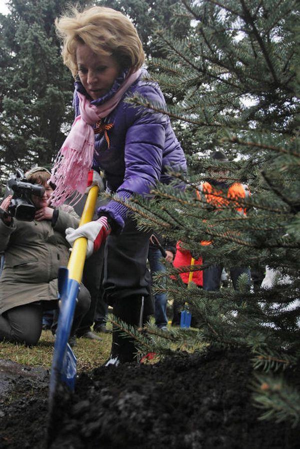 Leading Russian political figures in gardens and fields - Sputnik International