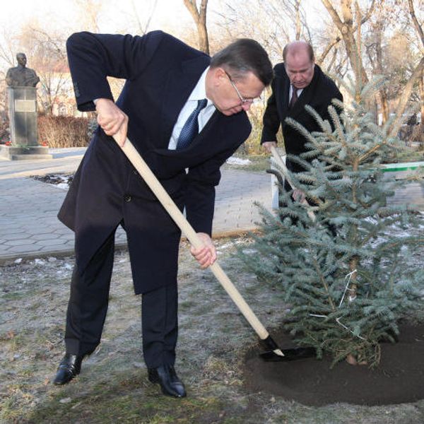 Leading Russian political figures in gardens and fields - Sputnik International