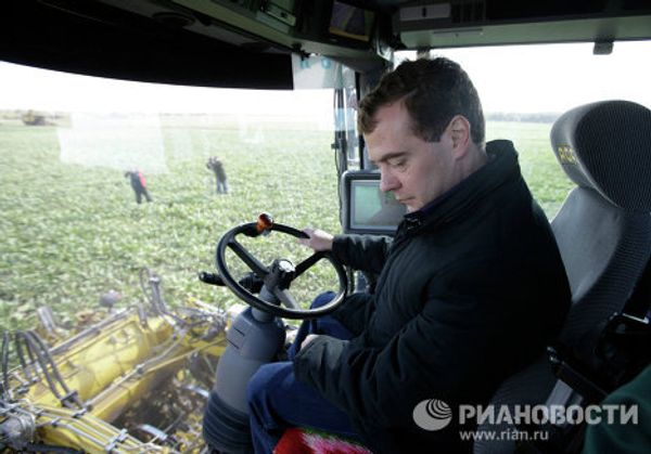 Leading Russian political figures in gardens and fields - Sputnik International