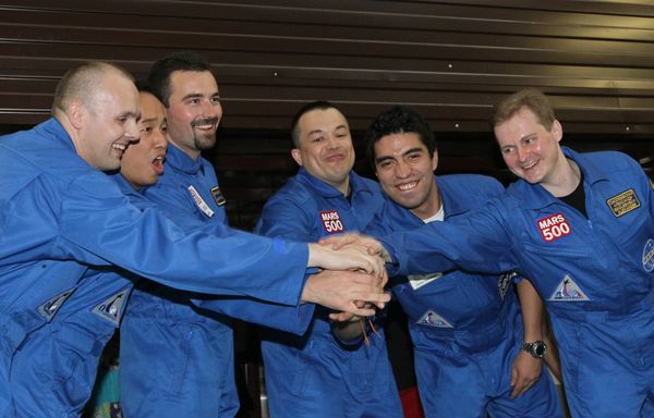 Despite the language barrier, the participants formed a crew which effectively operates in conditions of confined space - Sputnik International