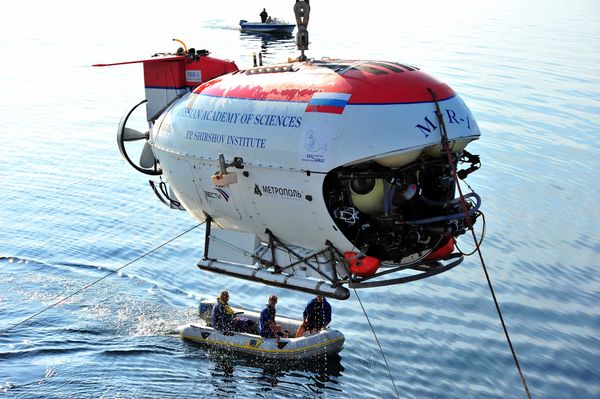 Russian Mir mini-subs dive in Lake Baikal Russian Mir mini-subs dive in Lake Baikal - Sputnik International