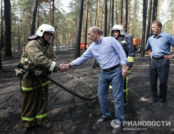 Putin visits area devastated by wildfires in the Voronezh Region  - Sputnik International