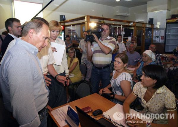 Putin visits area devastated by wildfires in the Voronezh Region  - Sputnik International