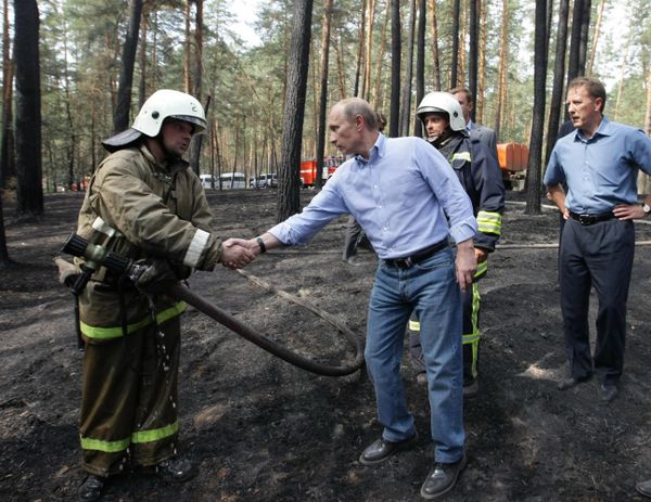 Putin visits area devastated by wildfires in the Voronezh Region  - Sputnik International