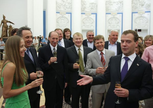 Medvedev praises Russia's victorious athletics team after 2010 EAC - Sputnik International