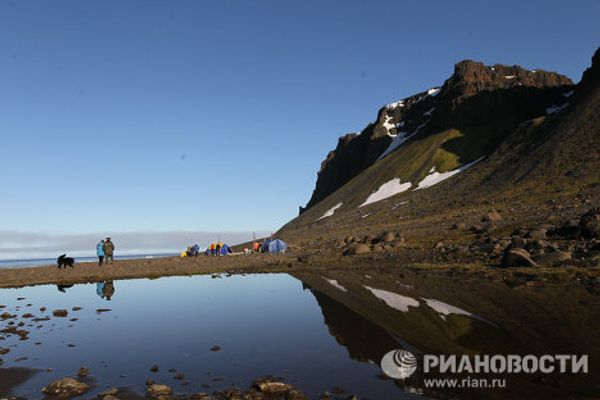 Russian scientists search for traces of lost expedition on Franz Josef Land - Sputnik International