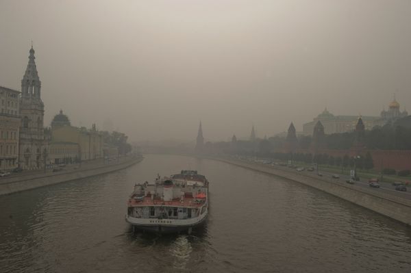 Meteorologists say the smell of fires burning around Moscow will remain in the air until wind changes its direction on Tuesday Meteorologists say the smell of fires burning around Moscow will remain in the air until wind changes its direction on Tuesday - Sputnik International