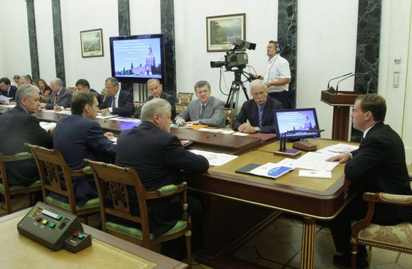 Medvedev donates over $10,000 to victims of wildfires. “It is expected that the president’s example will be followed by other high-ranking officials,” his spokesperson said. - Sputnik International