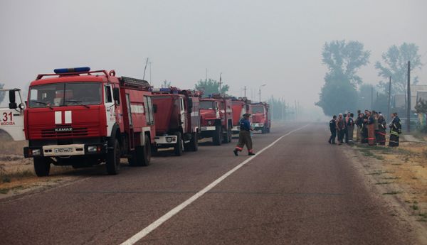 Russian Emergencies Ministry sends additional 1,000 people to tackle fires - Sputnik International