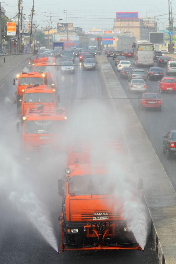 State of the art street cleaning vehicles blast the Moscow smog - Sputnik International
