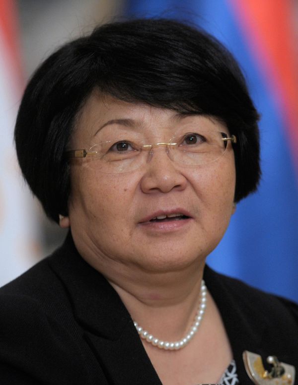 The majority of voters approved changes to the constitution that reduce the president's powers and make Kyrgyzstan a parliamentary republic - Sputnik International