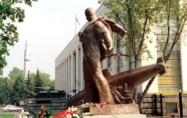Monument to the sailors of the exploded Kursk submarine Monument to the sailors of the exploded Kursk submarine - Sputnik International