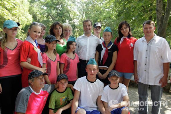 Dmitry Medvedev visits summer camp and farms by the Don River Dmitry Medvedev visits summer camp and farms by the Don River - Sputnik International