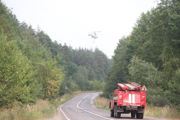 Foreign countries have sent more than 550 foreign firefighters and 100 units of machinery, including six planes and seven helicopters, to help Russia extinguish wildfires. - Sputnik International
