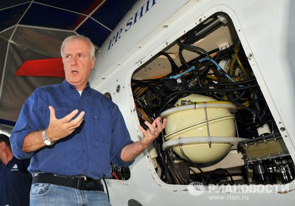 Titanic director Cameron goes to bottom of Lake Baikal Titanic director Cameron goes to bottom of Lake Baikal - Sputnik International