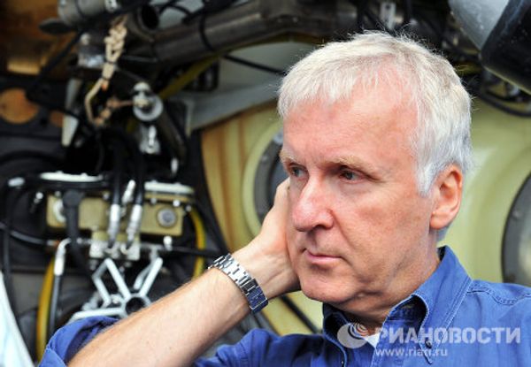 Titanic director Cameron goes to bottom of Lake Baikal Titanic director Cameron goes to bottom of Lake Baikal - Sputnik International