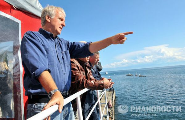 Titanic director Cameron goes to bottom of Lake Baikal Titanic director Cameron goes to bottom of Lake Baikal - Sputnik International