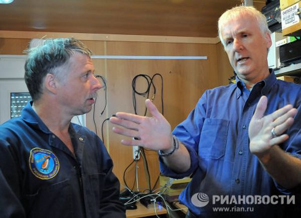 Titanic director Cameron goes to bottom of Lake Baikal Titanic director Cameron goes to bottom of Lake Baikal - Sputnik International